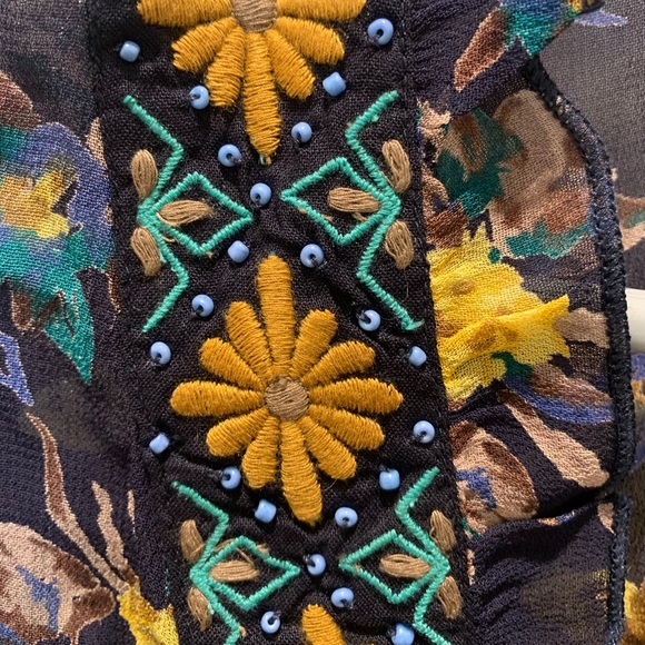 Anthropologie blouse with beautiful embroidery - Picture 3 of 3